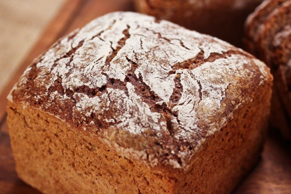 100 % Roggen-Vollkornbrot – HOMEBAKING BLOG