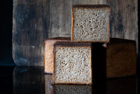 Sauerteigbrot mit Buchweizenmehl und Keimlingen